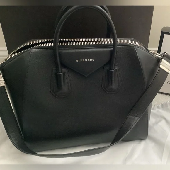 Givenchy
Antigona Medium Top Handle Bag in Grained Leather - Picture 15 of 15
